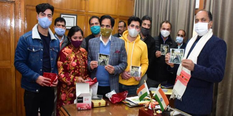 CM releases audio video CD of Hindi Song Tere Paas