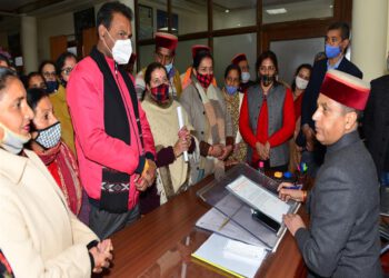 A delegation of Tailoring and Craft Workers meeting Chief Minister Shri Jai Ram Thakur at Shimla today.