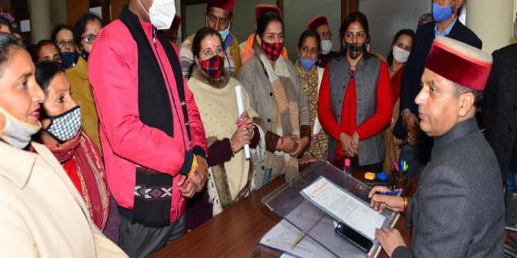 A delegation of Tailoring and Craft Workers meeting Chief Minister Shri Jai Ram Thakur at Shimla today.