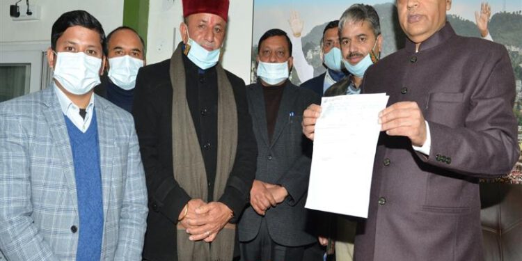 CM presented cheque of Rs. 21,05,823 by Agriculture Minister