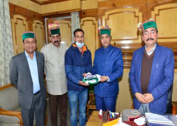 CM presents National Flag to Amit Negi