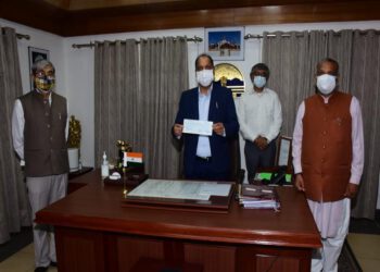 Sukh Ram Chaudhary presents cheque of Rs. 3.11 crore to Chief Minister