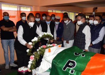 Chief Minister pays floral tributes to Narinder Bragta