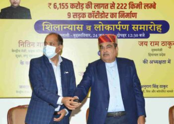 CM welcomes Union Minister Nitin Gadkari at Bhuntar airport