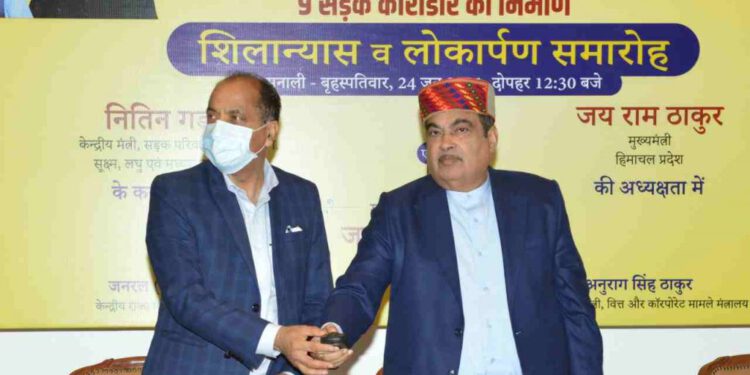 CM welcomes Union Minister Nitin Gadkari at Bhuntar airport
