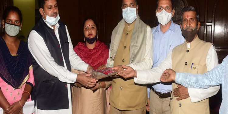 A delegation of Zila Parishad Solan led by Vice Chairperson Smt. Kamlesh Panwar call on Chief Minister Shri Jai Ram Thakur at Shimla today.