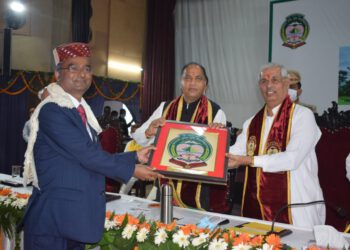 Hon’ble Governor and Hon’ble Chief Minister honouring CMD SJVNL and former Alumni of the university