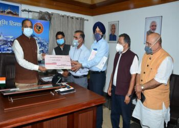 Chief Minister Jai Ram Thakur being presented a cheque of Rs. Eleven Lac by MLA Nadaun Sukhvinder Singh Sukhu towards CM relief fund at Shimla today.