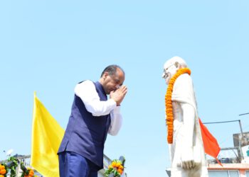 Hon’ble CM paying floral tributes to Father of Nation Mahatma Gandhi