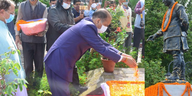 CM pays floral tribute to Dr. Yashwant Singh Parmar