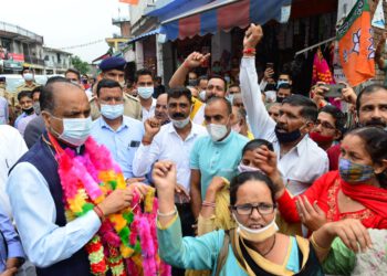 Hon’ble CM being accorded rousing welcome on his arrival at Sarkaghat