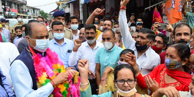 Hon’ble CM being accorded rousing welcome on his arrival at Sarkaghat