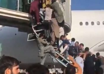 Desperate scenes at Kabul airport as hundreds push each other to board plane to fly out of Afghanistan; 5 dead