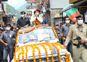 Hon’ble CM being accorded rousing welcome on his arrival at Balichowki in Seraj Vidhan Sabha area of Mandi district on