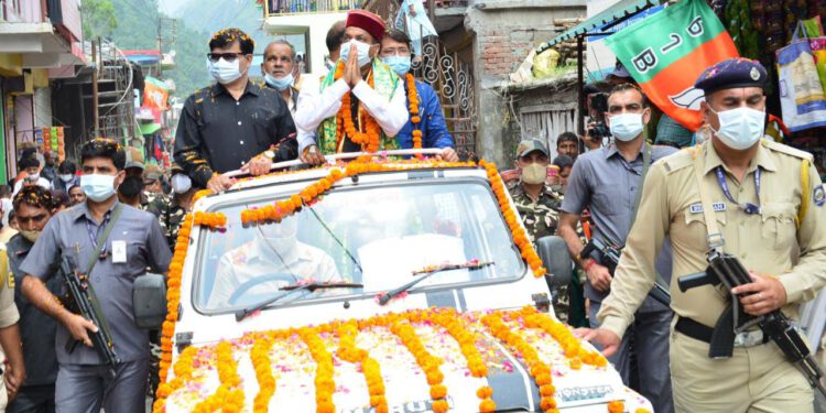 Hon’ble CM being accorded rousing welcome on his arrival at Balichowki in Seraj Vidhan Sabha area of Mandi district on
