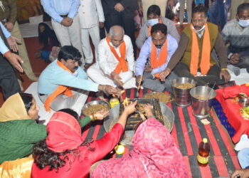 Governor offers payer at Valmiki temple Krishnanagar