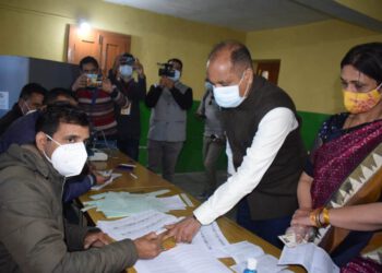 CM casts vote for Mandi Parliamentary constituency by-elections