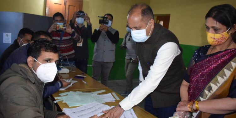 CM casts vote for Mandi Parliamentary constituency by-elections