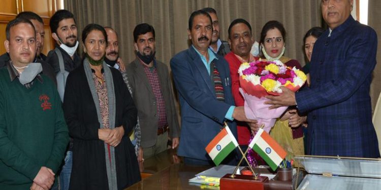 Newly elected office bearers of Class-IV Association of HP Secretariat call on CM