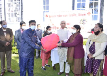 Governor distributes blankets to sanitation workers