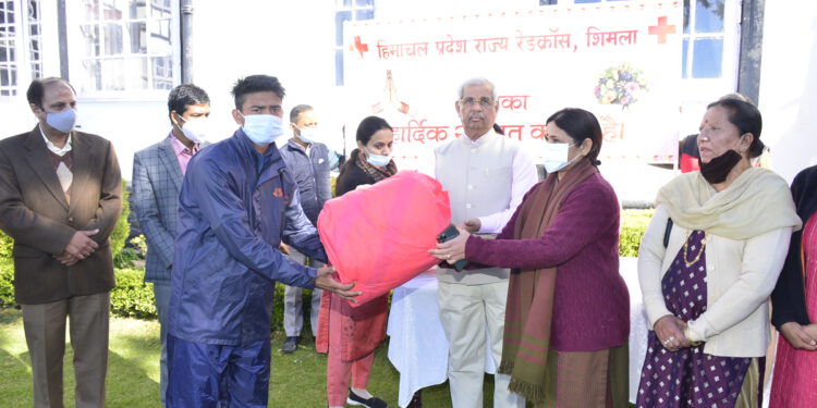 Governor distributes blankets to sanitation workers
