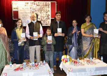 Governor encourages children to adopt reading habit