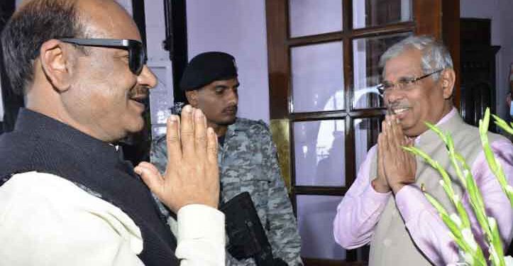 Governor accords warm welcome to LS Speaker at Raj Bhavan