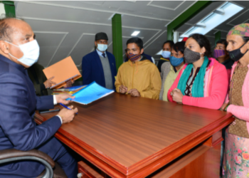 Hon’ble CM listening to public grievances at Oak Over Shimla