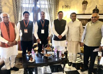 Chief Minister Jai Ram Thakur with Chief Ministers of other states at Varanasi today.