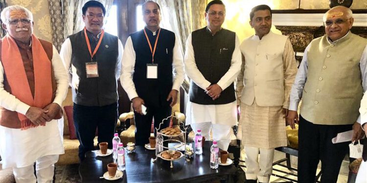 Chief Minister Jai Ram Thakur with Chief Ministers of other states at Varanasi today.