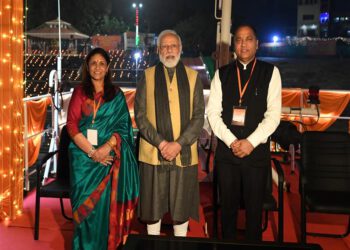 Chief Minister Shri Jai Ram Thakur with Prime Minister Shri Narendra Modi at Varanasi.