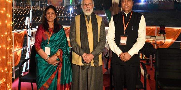 Chief Minister Shri Jai Ram Thakur with Prime Minister Shri Narendra Modi at Varanasi.