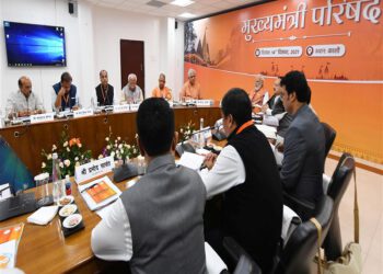 CM participates in Chief Ministers conclave in Varanasi