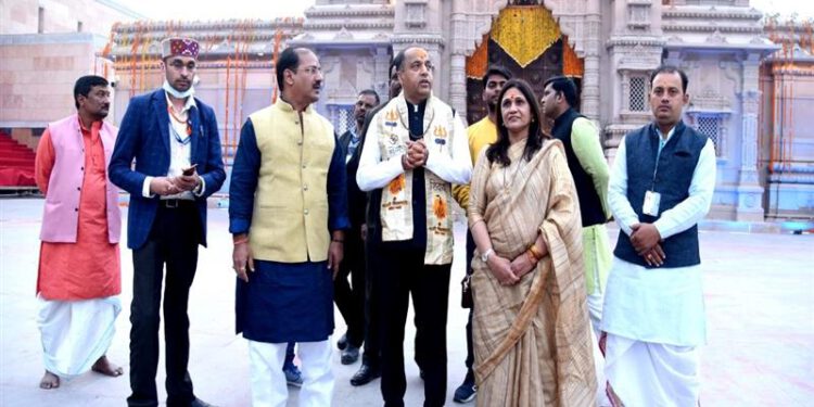 CM pays obeisance at Kashi Vishwanath temple