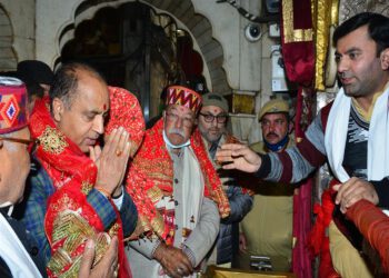 Chief Minister pays obeisance at Chintpurni Temple