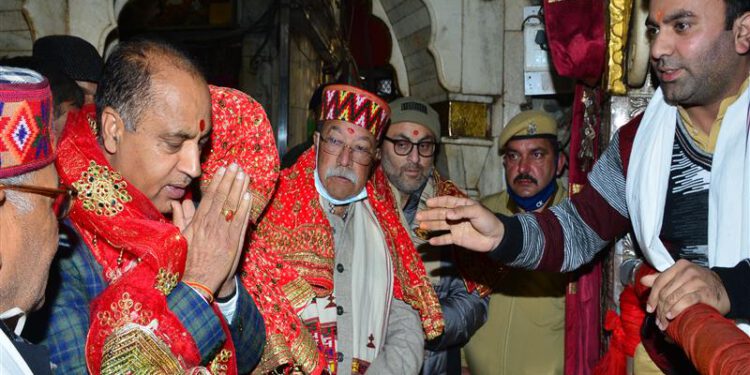 Chief Minister pays obeisance at Chintpurni Temple