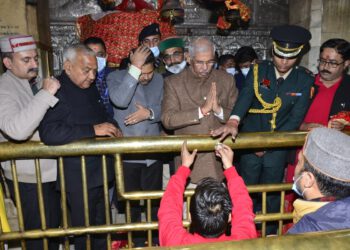 Governor pays obeisance at Mata Jwalamukhi Temple