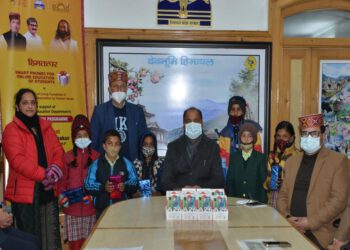 CM hands over Smart Phones to students for online education
