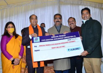 HPSIDC presents cheque of Rs. 21 lakh to Chief Minister