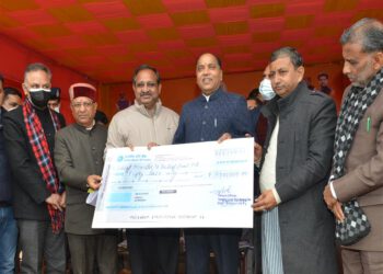 Chief Minister Jai Ram Thakur being presented a cheque of Rs. 50 lakh towards Chief Minister’s Relief Fund on behalf of Temple Trust Shri Naina Devi Ji at Kandraur in District Bilaspur today.