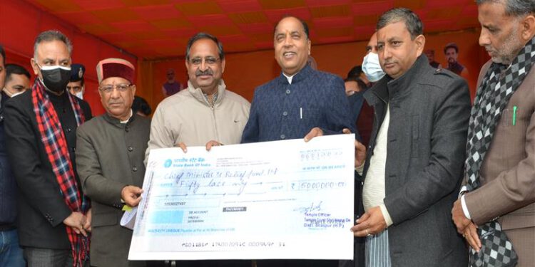 Chief Minister Jai Ram Thakur being presented a cheque of Rs. 50 lakh towards Chief Minister’s Relief Fund on behalf of Temple Trust Shri Naina Devi Ji at Kandraur in District Bilaspur today.
