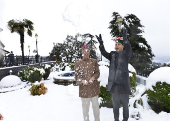 Governor enjoys snow with Chief Minister