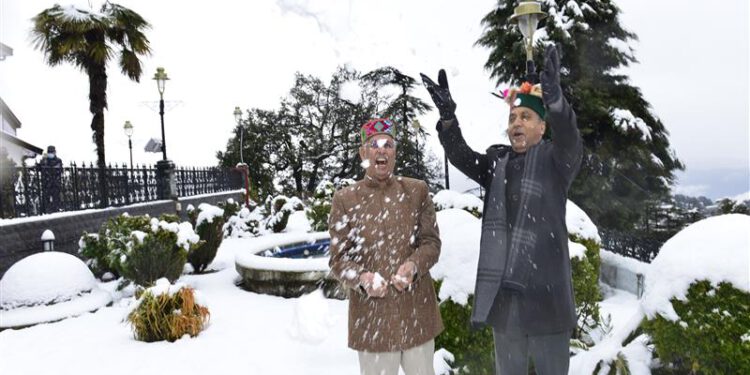 Governor enjoys snow with Chief Minister