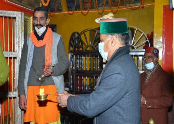 CM performs puja at Jakhu temple