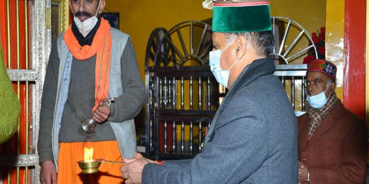 CM performs puja at Jakhu temple