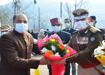 Chief Minister Jai Ram Thakur being welcomed on the occasion of state level Statehood Day function at Solan today.