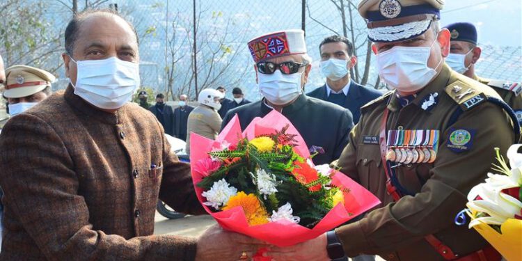 Chief Minister Jai Ram Thakur being welcomed on the occasion of state level Statehood Day function at Solan today.