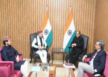 CM discusses railway lines issue with Union Minister