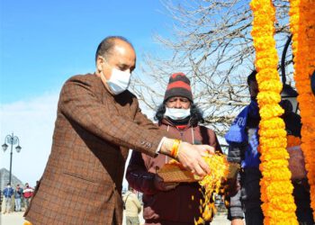 Chief Minister offers floral tributes to mark the Martyrs Day