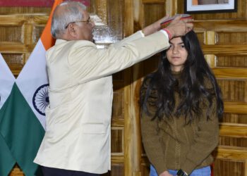 Governor honored National Child Award winner Shriya Lohia
